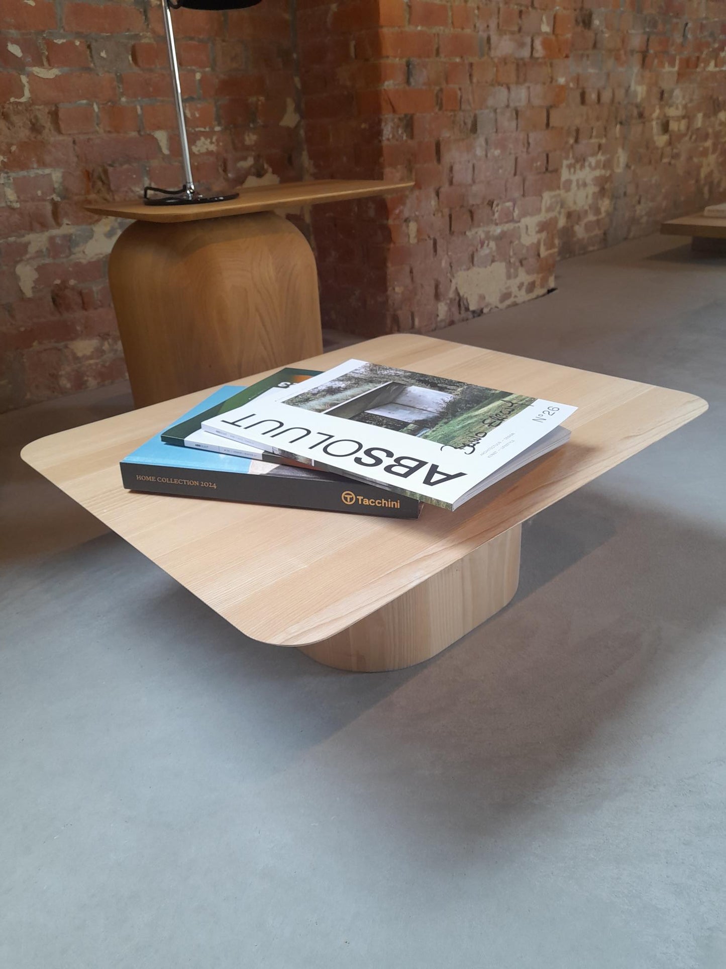 Nikari, April sidetable ash